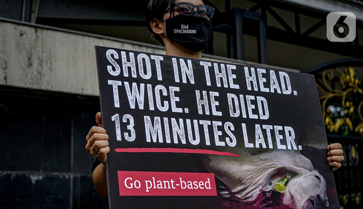 Aktivis dari PETA melakukan aksi mengecam pemotongan sapi di depan Kementerian Pertanian, Jakarta, Kamis (11/11/2021). Mereka meminta publik menjadi vegan dengan menolak mengkonsumsi daging sapi karena menemukan kejanggalan beberapa rumah potong hewan (RPH) di Indonesia. (Liputan6.com/Faizal Fanani)