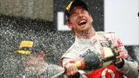 Jenson Button merayakan kemenangan pada GP Kanada 2011. (BBC.co.uk)
