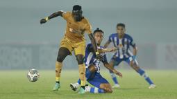 Unggul materi kualitas pemain, Bhayangkara FC mengambil inisiatif untuk melakukan serangan di menit-menit awal. Upaya yang dilakukan membuahkan hasil pada menit ke-8 lewat sepakan Ezechiel N’Douassel yang berhasil menjebol gawang Persiraja. (Foto: Bola.com/M iqbal Ichsan)