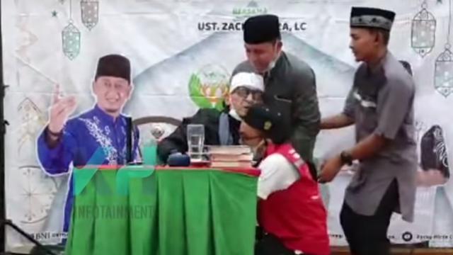 Detik-detik ustaz Zacky Mirza ambruk. (Foto: YouTube KH Infotainment)