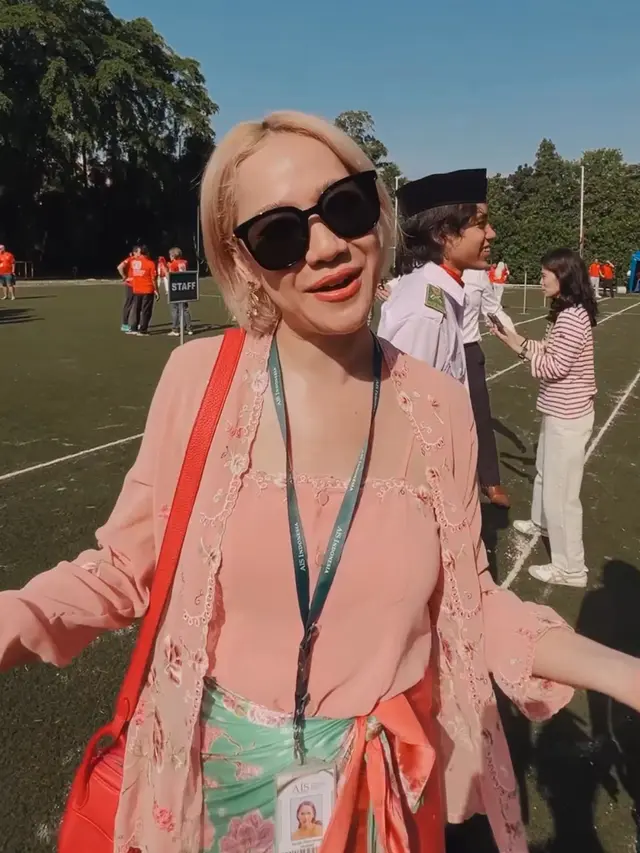 Bunga Citra Lestari saat Melihat Noah Sinclair Menjadi Pemimpin Upacara saat HUT ke-80 Indonesia. [@itsmebcl]