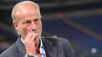 Direktur Olahraga AS Roma, Walter Sabatini, menilai timnya tak kalah hebat dibandingkan dengan Barcelona jelang pertemuan di Liga Champions, Rabu (25/11/2015) dini hari WIB. (Reuters/Juan Medina)