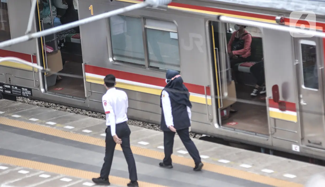 Aktivitas warga menggunakan jasa kereta Commuter Line di Stasiun Jatinegara, Jakarta, Senin (19/10/2020). Mulai hari ini PT KCI memberlakukan jam operasional KRL kembali normal seperti sebelum pandemi Covid-19, yakni mulai pukul 04.00-24.00 WIB. (merdeka.com/Iqbal S. Nugroho)