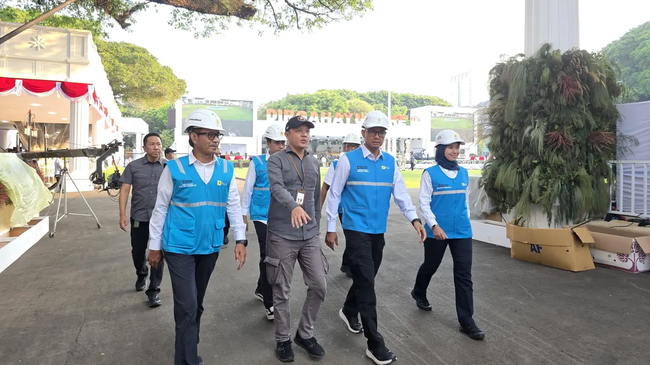 Direktur Utama PLN, Darmawan Prasodjo (kedua dari kanan)