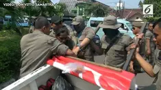 Petugas Satpol PP Jakarta Pusat merazia Para Penyandang Masalah Kesejahteraan Sosial (PMKS) yang mangkal di trotoar