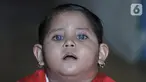Fauziah Afiqa saat ditemui di kediamannya di Kampung Bulak Sentul, Harapan Jaya, Bekasi, Jawa Barat, Kamis (10/10/2019). Anak perempuan berusia 2 tahun tersebut viral di media sosial lantaran memiliki bola mata berwarna biru layaknya bule. (merdeka.com/Iqbal Nugroho)