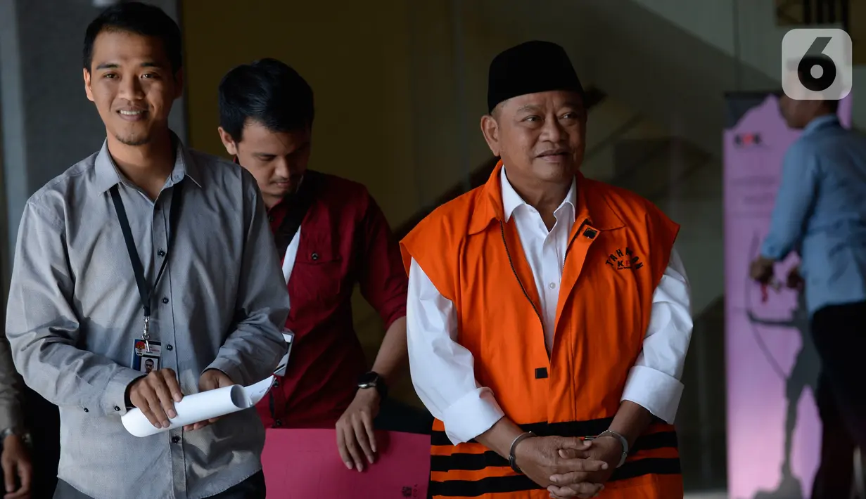 Bupati Sidoarjo Saiful Ilah (kanan) usai menjalani pemeriksaan penyidik KPK di Gedung KPK, Jakarta, Kamis (23/1/2020). Saiful Ilah diperiksa sebagai tersangka terkait dugaan menerima suap dalam proyek infrastruktur di Dinas PUPR Kabupaten Sidoarjo. (merdeka.com/Dwi Narwoko)