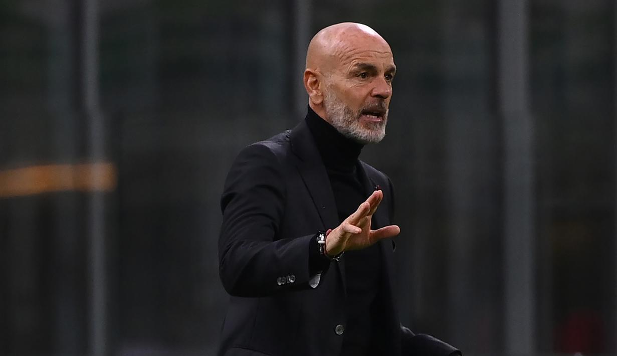 Pelatih AC Milan, Stefano Pioli, memberikan arahan kepada pemainnya saat menghadapi Sparta Praha pada laga lanjutan Liga Europa 2020/2021 di Stadion San Siro, Jumat (30/10/2020) dini hari WIB. AC Milan menang 3-0 atas Sparta Praha. (AFP/Marco Bertorello)