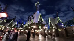 Suasana desa Hogsmead di Universal Studios Hollywood yang bertemakan natal, Universal City (16/11). Di tempat ini, pengunjung dapat menikmati Natal layaknya di Dunia Penyihir Harry Potter. (AFP Photo/Chris Delmas)