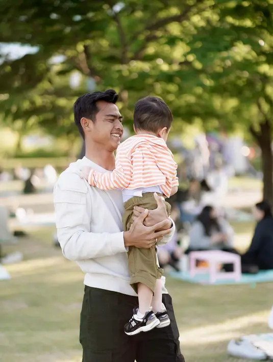 <p>Pemain sepak bola professional Pratama Arhan memiliki gaya khasnya yang sederhana saat sedang berada di luar lapangan. Menggendong Rayyanza, Pratama Arhan pamer senyum manisnya mengenakan sweater nude dan celana panjang hitam. [Foto: Instagram/pratamaarhan8]</p>