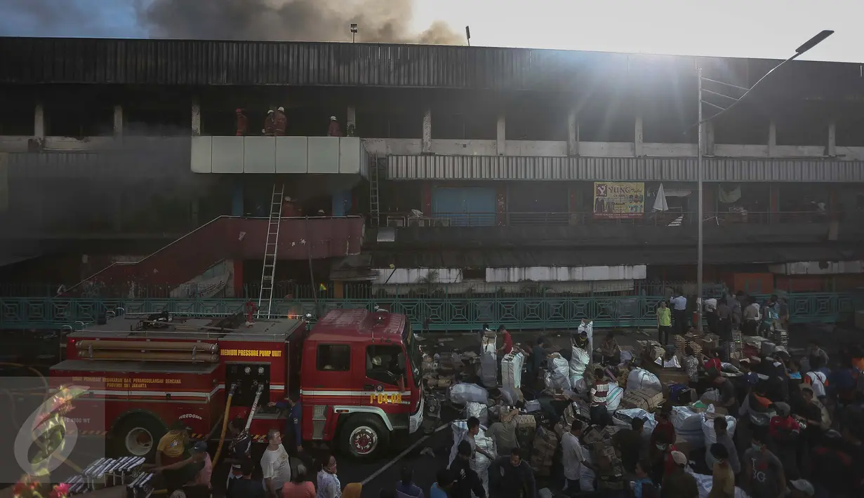 Petugas pemadam berusaha menjinakkan api yang melahap pusat perbelanjaan Pasar Senen, Jakarta Pusat, Kamis (19/1). Kebakaran yang terjadi di Blok III Pasar Senen itu berasal dari api yang timbul dari lantai satu dini hari tadi (Liputan6.com/Faizal Fanani)