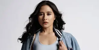 Punya body goals yang jadi impian, Prilly pamerkan outfit kekinian yang memperlihatkan perut berototnya.[Foto: Instagram/ Prilly]