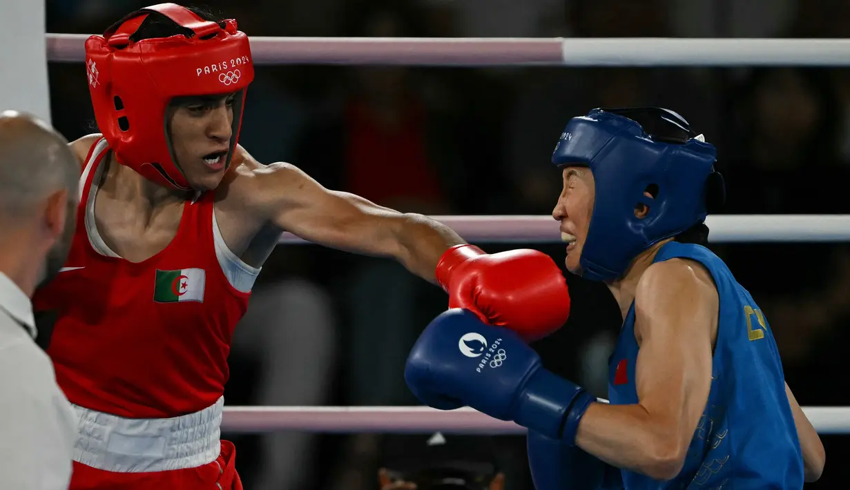 Imane Khelif yang menjadi sorotan karena kontroversi gender di Olimpiade 2024, menang angkat mutlak 5-0 atas Liu. (Mauro PIMENTEL / AFP)