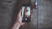 Atasi kamera hp yang buram dengan melakukan pengaturan kamera. (Unsplash/Kenny Eliason)