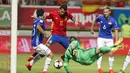 Penyerang Spanyol, Vitolo Machin (2kiri) berebut bola dengan para pemain Liechtenstein, pada kualifikasi piala dunia 2018 di Reyno de Leon Stadium, Leon (6/9/2016) dini hari WIB. (EPA/J.L.Cereijido)