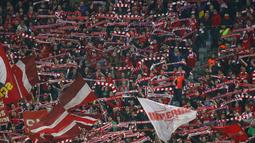 Fans Bayern Munchen terus memberi dukungan untuk timnya pada lanjutan Liga Champion di Allianz Arena, Munich, Jerman, Kamis (5/11/15) dini hari. Bayern menang 5-1. (Reuters / Michael Dalder)
