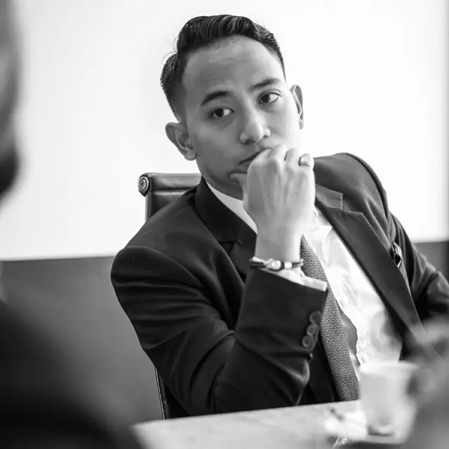 Potret Ragahdo dan Riphat Senikentara Suami Poppy Bunga