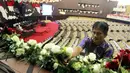 Pekerja memasangkan bunga di ruang rapat saat persiapan pidato Presiden di Kompleks Parlemen, Senayan, Jakarta, Senin (14/8). (Liputan6.com/Johan Tallo)