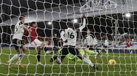 Striker Manchester United, Edinson Cavani mencetak gol penyama kedudukan ke gawang Fulham pada laga tunda Premier League 2020/2021, Kamis (21/01/2021) dini hari WIB. (ADRIAN DENNIS / POOL / AFP)