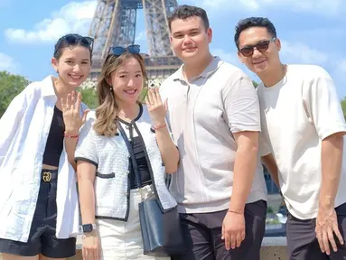 Kevin Menzel, kakak dari Sarah Menzel akhirnya melamar sang kekasih saat mereka sedang liburan di Paris. Momen lamaran tersebut juga disaksikan oleh Sarah dan Azriel Hermansyah. Sama-sama dilamar, Sarah dan Chintya Angelina pun pamer cincin bareng yang tersemat di jari manis masing-masing. (Liputan6.com/IG/@kvin_menzel)