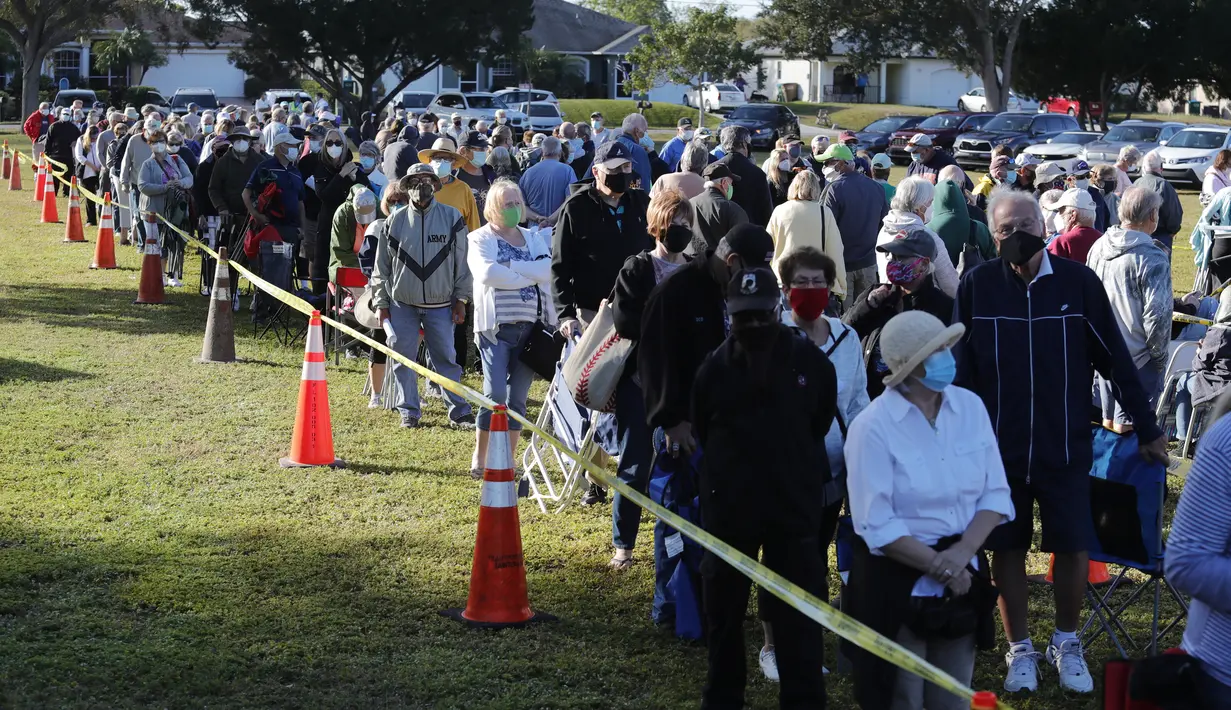 Antrean warga Cape Coral untuk menerima vaksin COVID-19 di Cultural Park Theater, Florida, Rabu (30/12/2020). Departemen Kesehatan Florida menawarkan vaksin COVID-19 kepada tenaga medis di garis depan berisiko tinggi dan mereka yang berusia 65 tahun ke atas (Ricardo Rolon/The News-Press via AP)