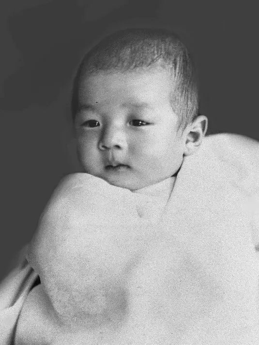 Putra Mahkota Akihito ketika ia berusia tiga bulan, Tokyo, Jepang, 23 Maret 1934. Akihito menjabat sebagai Kaisar Jepang selama 31 tahun. (JIJI PRESS/AFP)