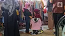 Suasana pasar Tanah Abang dipenuhi oleh banyak pembeli yang rela berkerumun untuk mendapatkan pakaian idaman yang mereka cari. (Liputan6.com/Angga Yuniar)