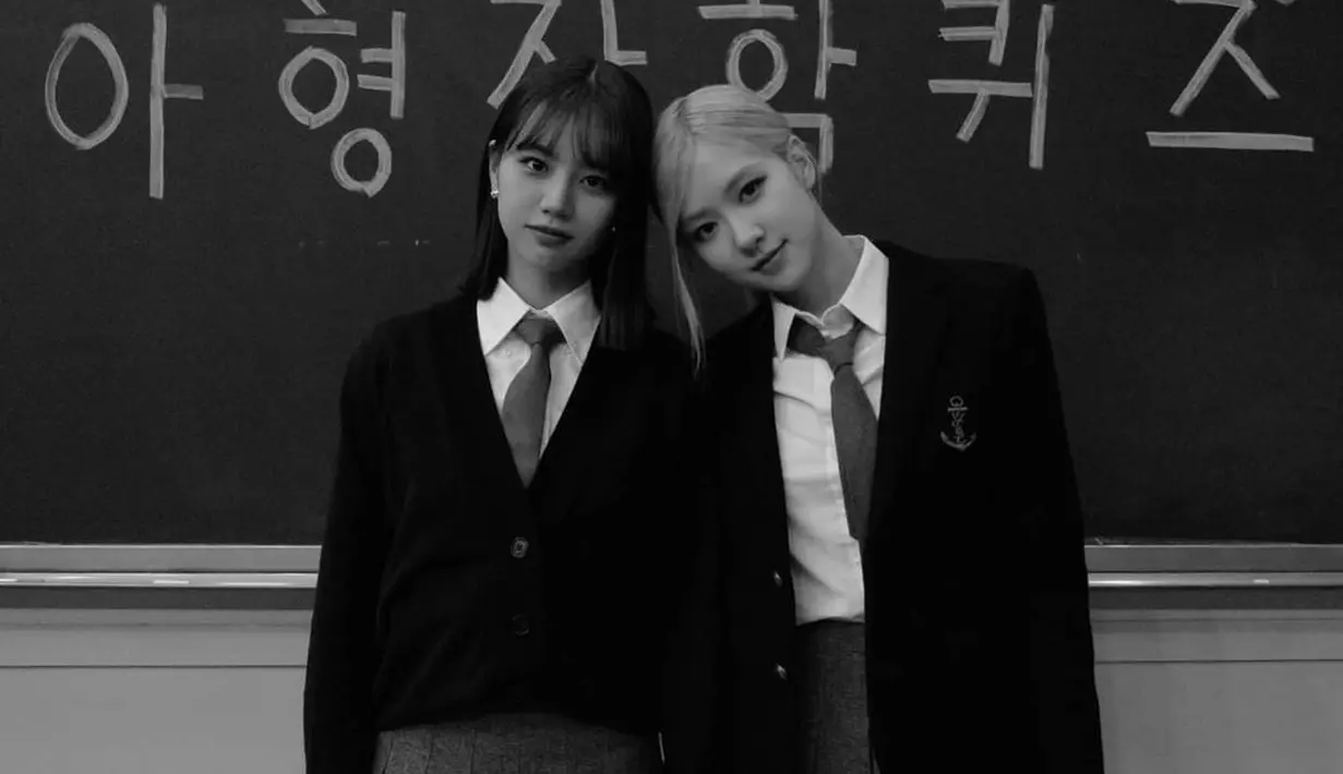 Dalam sebuah potret hitam-putih, Hyeri juga menampilkan kedekatannya dengan salah satu member BLACKPINK, Rose. Keduanya tampil memesona dibalut seragam sekolah. [Foto: Instagram/hyeri_0609]