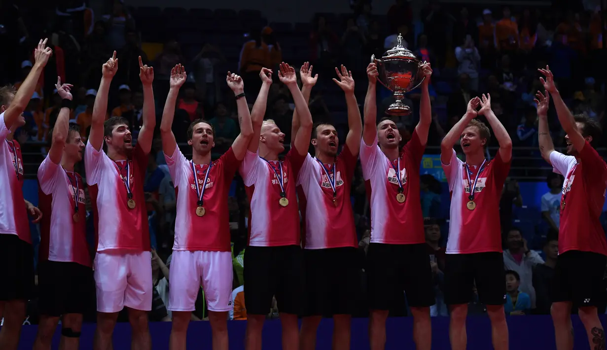 Tim Thomas Denmark mengangkat tropi Piala Thomas, China, Minggu (22/5). Penantian panjang Denmark menjadi juara Piala Thomas akhirnya terbayar. Di partai puncak Denmark sukses mengalahkan Indonesia dengan skor tipis 3-2. (AFP Photo/Johannes Eisele)