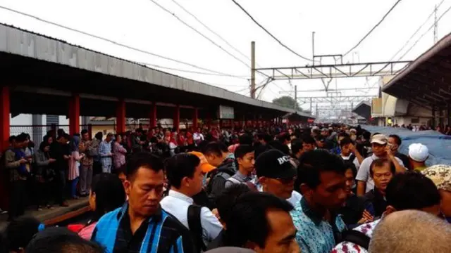Akibat putusnya kabel sutet PLN, Commuterline atau kereta listrik (KRL) perjalanan Depok-Bogor terganggu.