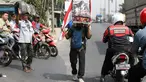 Medi Bastoni (43) melakukan aksi jalan mundur dari Kabupaten Tulungagung menuju Jakarta di Bekasi, Jawa Barat, Kamis (22/8/2019). Aksi tersebut untuk menyampaikan permintaan bibit pohon yang akan ditanam di lereng kaki Gunung Wilis kepada Presiden Joko Widodo atau Jokowi. (AP/Achmad Ibrahim)
