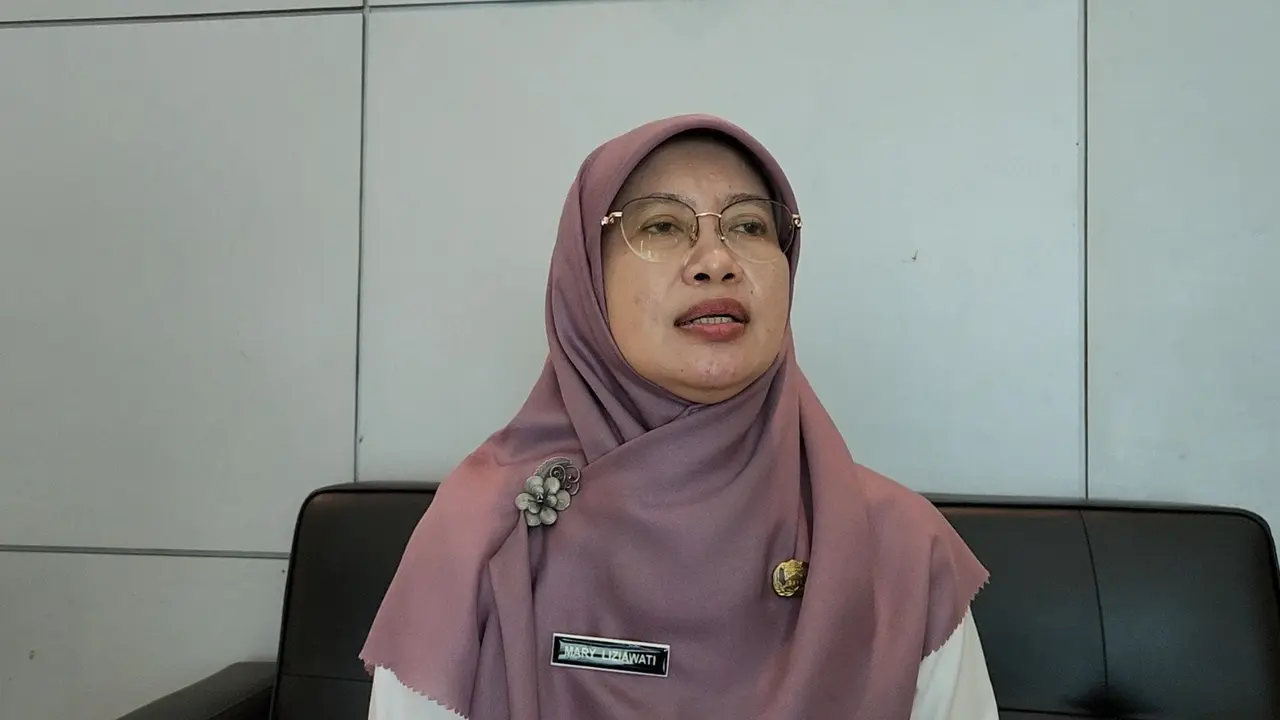 Kepala Dinas Kesehatan Kota Depok Mary Liziawati. Dia mengatakan sejumlah pasien RS Bunda Margonda dipindah ke rumah sakit lain akibat atap rs ambruk.