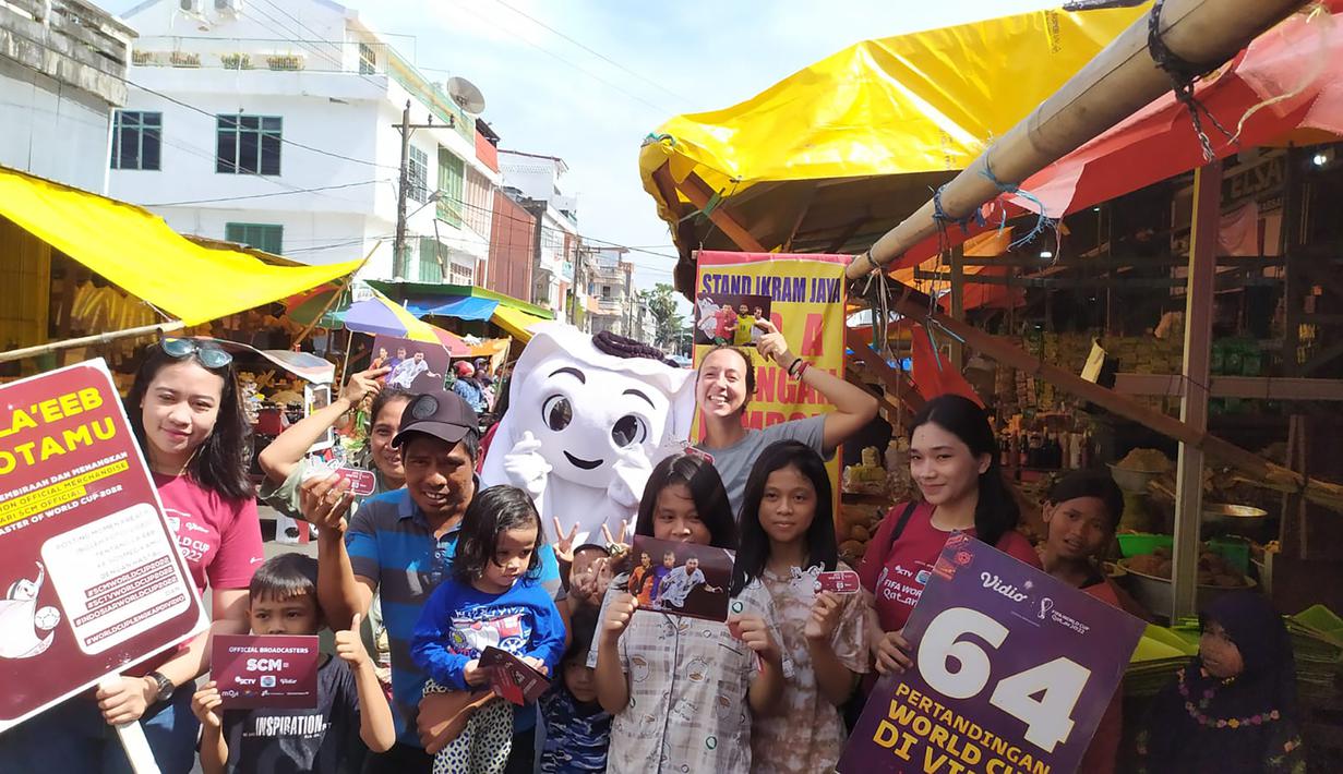 La'eeb mendapat sambutan hangat dari para pengunjung Pasar Terong Makassar yang sedang berbelanja. La'eeb pun laris manis menjadi objek foto bareng dengan sejumlah pengunjung. (Procomm Surya Citra Media)