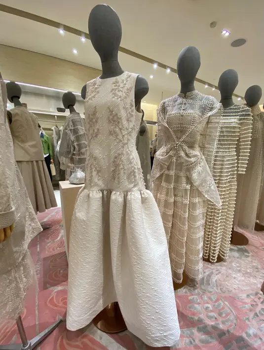 <p>Sentuhan keanggunan dari desain khas SAPTO DJOJOKARTIKO masih menjadi fokus utama. Sederet gaun formal yang mampu menyulap penampilan menjadi terlihat elegan patut untuk dilirik. / Foto dok: Adinda Tri Wardhani.</p>