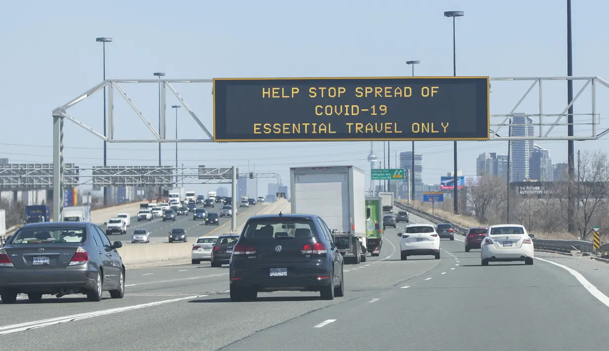 Layar berisi pesan pengendalian penyebaran virus corona COVID-19 terlihat di Jalan Tol Gardiner, Toronto, Kanada, Kamis (2/4/2020). Hingga Kamis (2/4/2020) pagi waktu setempat, Kanada melaporkan 10.132 kasus virus corona COVID-19 dengan jumlah kematian meningkat menjadi 127 jiwa. (Xinhua/Zou Zheng)