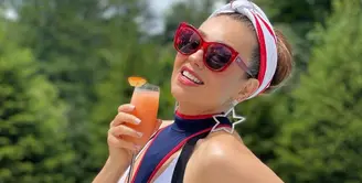 Jika melihat penampilan Thalia seprti ini, rasanya tak menyangka jika usianya sudah 49 tahun. (Foto: instagram.com/thalia)