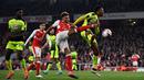 Pemain Arsenal, Alex Oxlade-Chamberlain, mencetak gol ke gawang Reading dalam laga 16 besar Piala Liga Inggris di Stadion Emirates, Rabu (26/10/2016) dini hari WIB. (Reuters/Dylan Martinez)