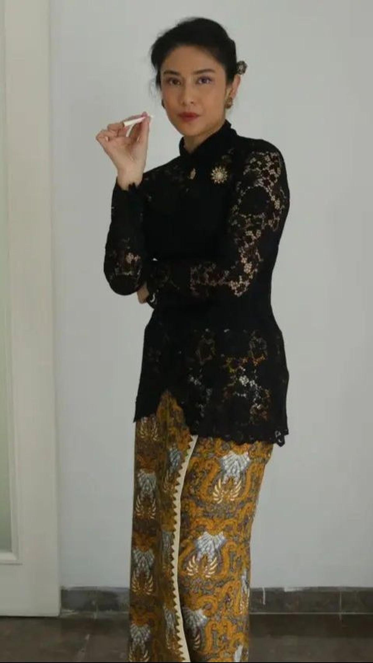 <b>Dian Sastro</b><br>