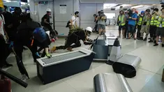 Demonstran membangun barikade saat berunjuk rasa di Stasiun MTR Yuen Long, Hong Kong, Rabu (21/8/2019). Unjuk rasa yang diikuti ribuan orang tersebut sempat berlangsung ricuh. (AP Photo/Kin Cheung)