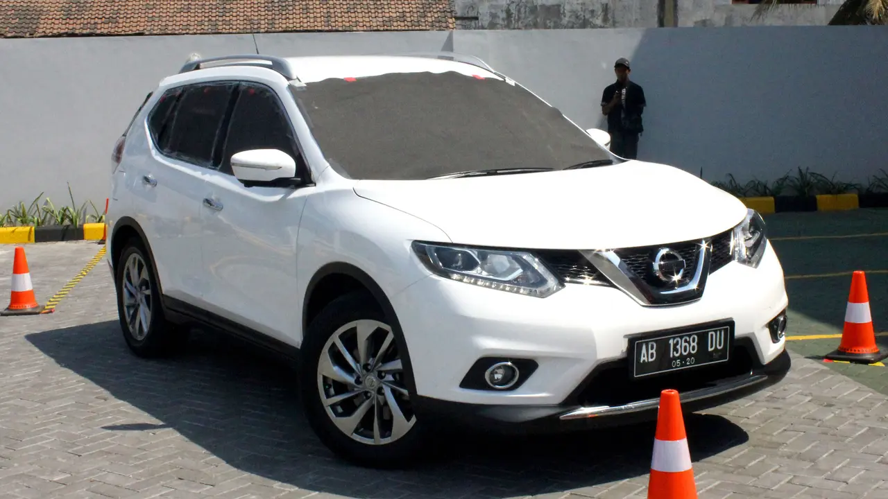 Nissan Tantang Pengemudi X-Trail Parkir Tanpa Lihat Spion