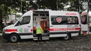 Mobil ambulan disiapkan selama simulasi penanganan cedera atlet Asian Games 2018 di Kantor Kemenkes, Jakarta, Rabu (4/4). Simulasi dilakukan agar kecelakaan yang mungkin terjadi di lapangan bisa segera diantisipasi. (Liputan6.com/Arya Manggala)