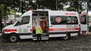 Mobil ambulan disiapkan selama simulasi penanganan cedera atlet Asian Games 2018 di Kantor Kemenkes, Jakarta, Rabu (4/4). Simulasi dilakukan agar kecelakaan yang mungkin terjadi di lapangan bisa segera diantisipasi. (Liputan6.com/Arya Manggala)