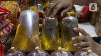 Pedagang tengah menata minyak curah yang dijual di pasar di Kota Tangerang, Banten,(Liputan6.com/Angga Yuniar)