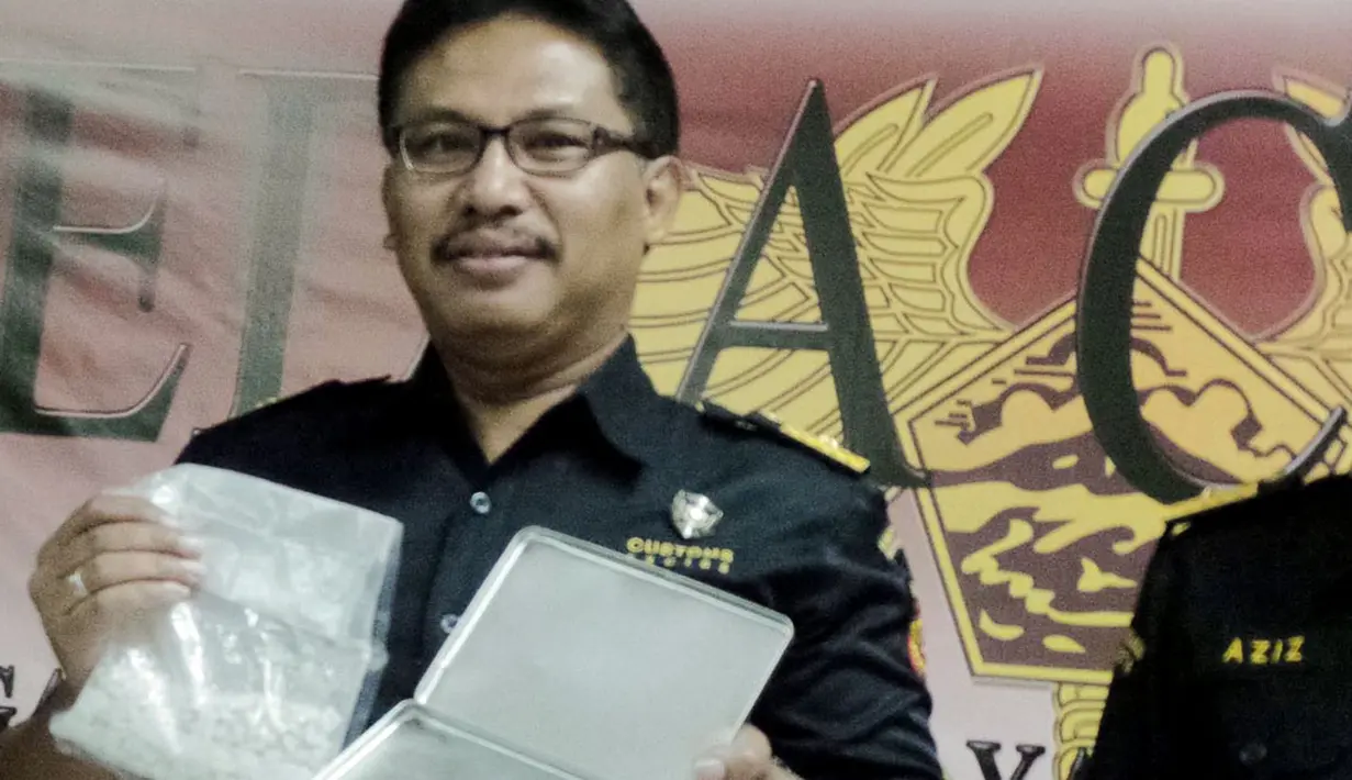 Petugas menunjukan barang bukti narkotika jenis ekstasi di Kantor Pos Pusat, Jakarta, (12/8/2014). (Liputan6.com/Faizal Fanani)