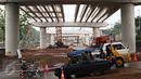Kendaraan melintas di area proyek jalan tol Depok-Antasari di kawasan Pondok Labu, Jaksel, Rabu (2/12/2015). Progress fisik Seksi I ruas Antasari-Sawangan sepanjang 12 km tersebut ditargetkan rampung pertengahan 2016. (Liputan6.com/Immanuel Antonius)