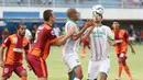 Bek Surabaya United, Otavio Dutra, mengontol bola pada babak 8 besar Piala Jenderal Sudirman melawan Borneo FC di Stadion Maguwoharjo, Sleman, Minggu (13/12/2015). (Bola.com/Nick Hanoatubun)
