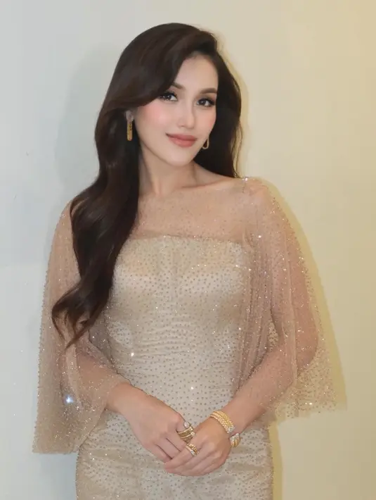 Makeup sendiri, Ayu Ting-Ting nampak flawless dengan pulasan lipstik cokelat muda yang senada dengan gaun [@ayutingting92]