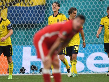 Swedia menang dramatis 3-2 atas Polandia dalam laga terakhir Grup E Euro 2020 (Euro 2021) di Saint Petersburg Stadium,Rabu (23/6/2021) malam WIB. Dengan hasil ini Swedia lolos ke 16 Besar sebagai juara grup, sementara Polandia tersingkir sebagai juru kunci. (Foto: AP/Pool/Kirill Kudyravtsev)