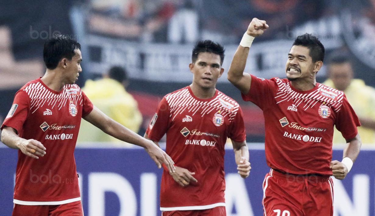 Striker Persija, Bambang Pamungkas, melakukan selebrasi usai mencetak gol ke gawang Mitra Kukar pada laga perempat final Piala Presiden di Stadion Manahan, Solo, Minggu, (4/2/2018). Persija menang 3-1 atas Mitra Kukar. (Bola.com/M Iqbal Ichsan)