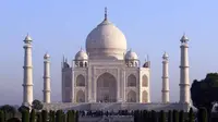 Taj Mahal dibangun oleh Shah Jahan untuk mengenang mendiang istrinya Mumtaz Mahal (AFP)